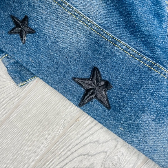 Upcycled ranbeeri blue jeans jacket with rivets and punch rock patch’s XL stars - Picture 4 of 8